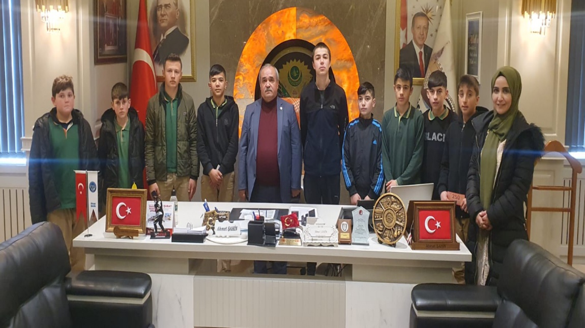 İscehisar Belediye başkanı Ahmet ŞAHİN  ,18 Mart Çanakkale Zaferi proğramında görev alan öğrencilerimizi ve proğram koordinatörü müdür başyardımcısı Aysel TÜRCAN'I makamında kabul etti.